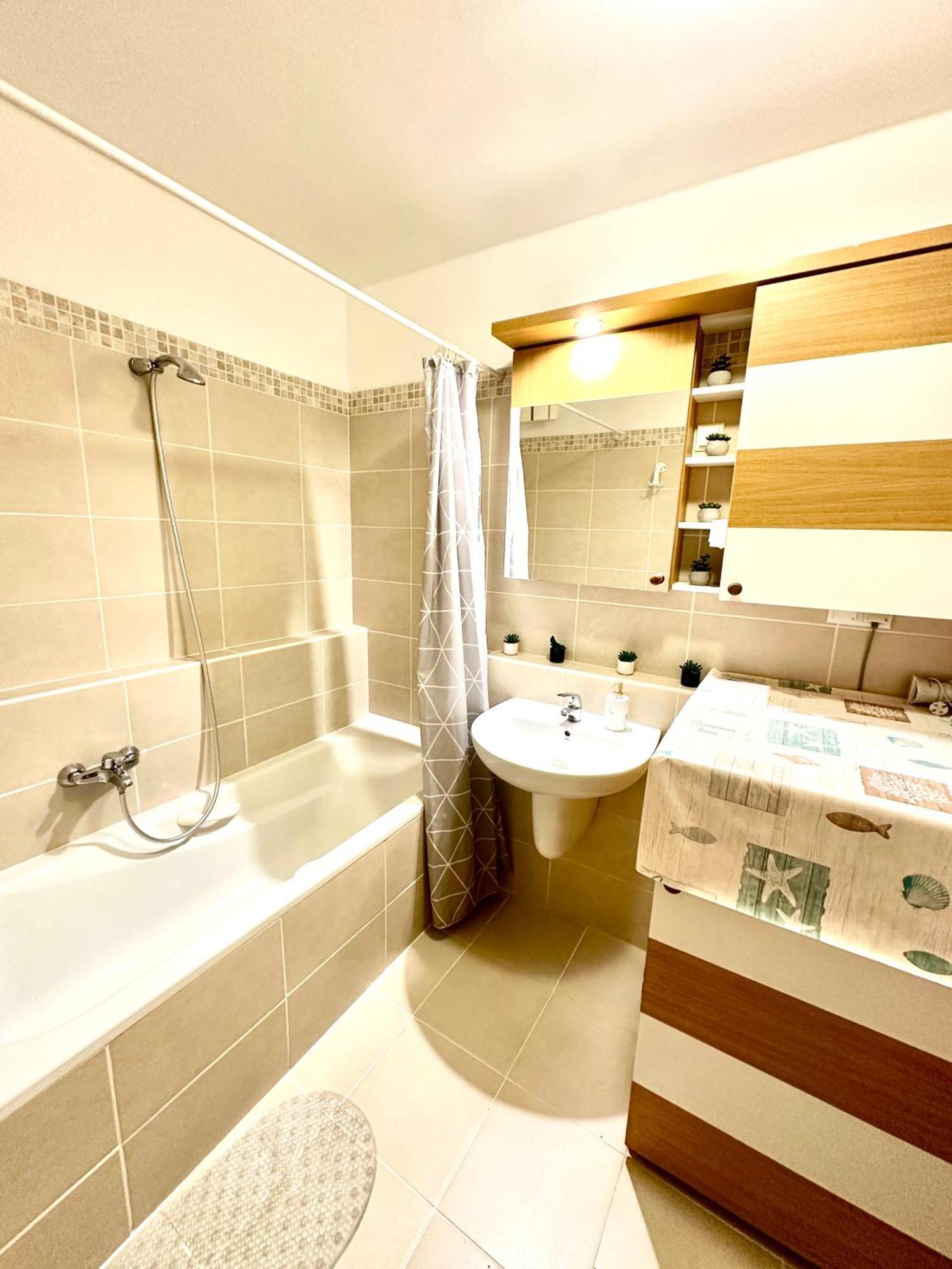 Central Apartment With Balcony Budapest Exterior foto